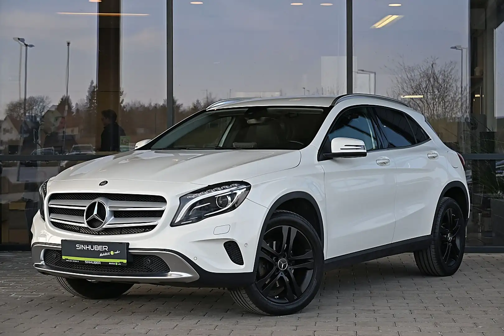 Mercedes-Benz GLA 200 d 4MATIC Aut. Bi-Xenon, Navi, Kamera, Teilleder Weiß - 1