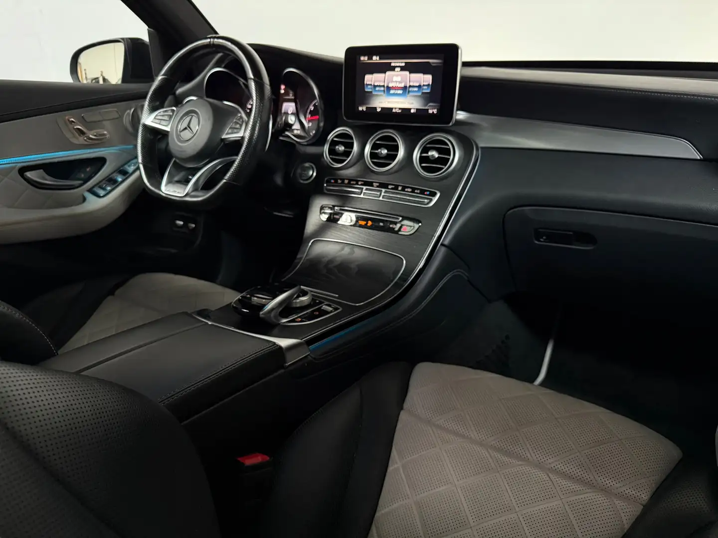 Mercedes-Benz GLC 250 4MATIC AMG Pano Distronic Memory Sfeer BOMVOL !!!! Zwart - 2