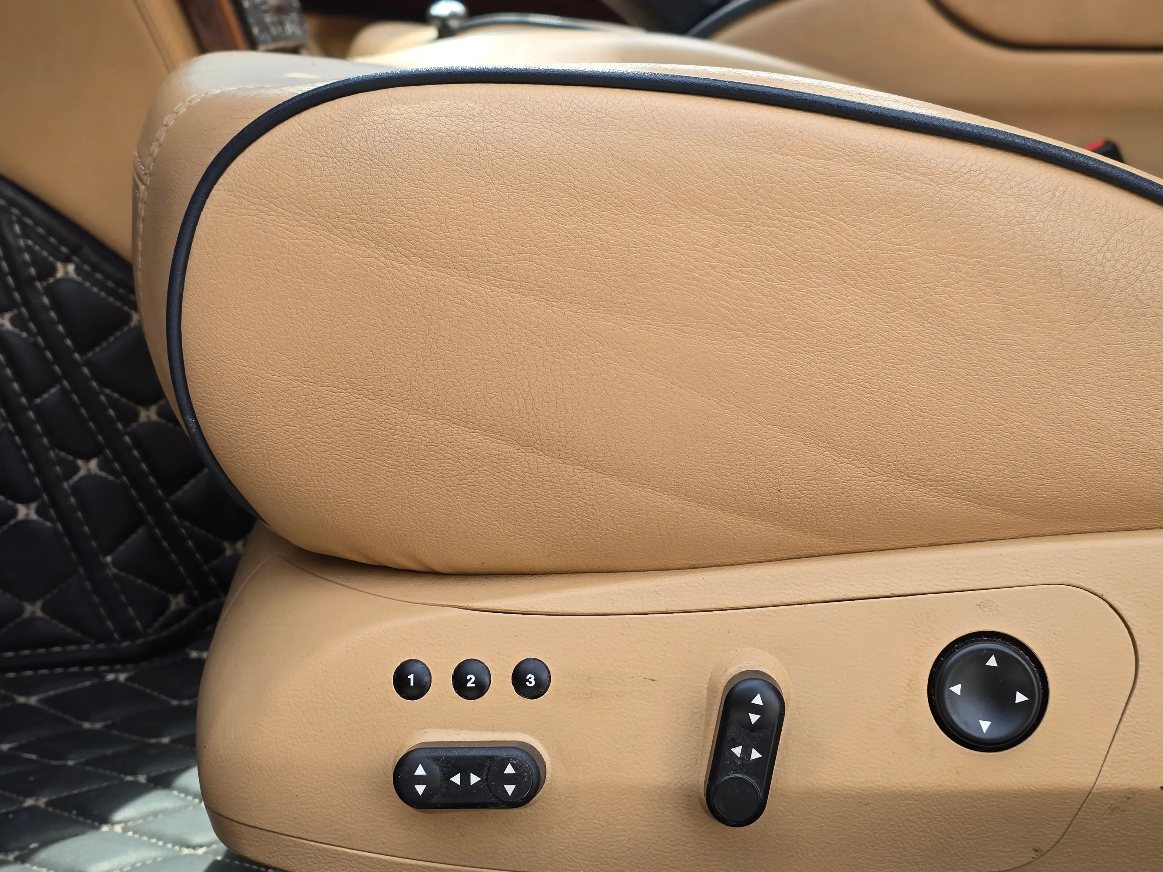 Maserati Quattroporte Top* Kredit* Automatik*Beige Leder*Servicegepflegt — photo 12