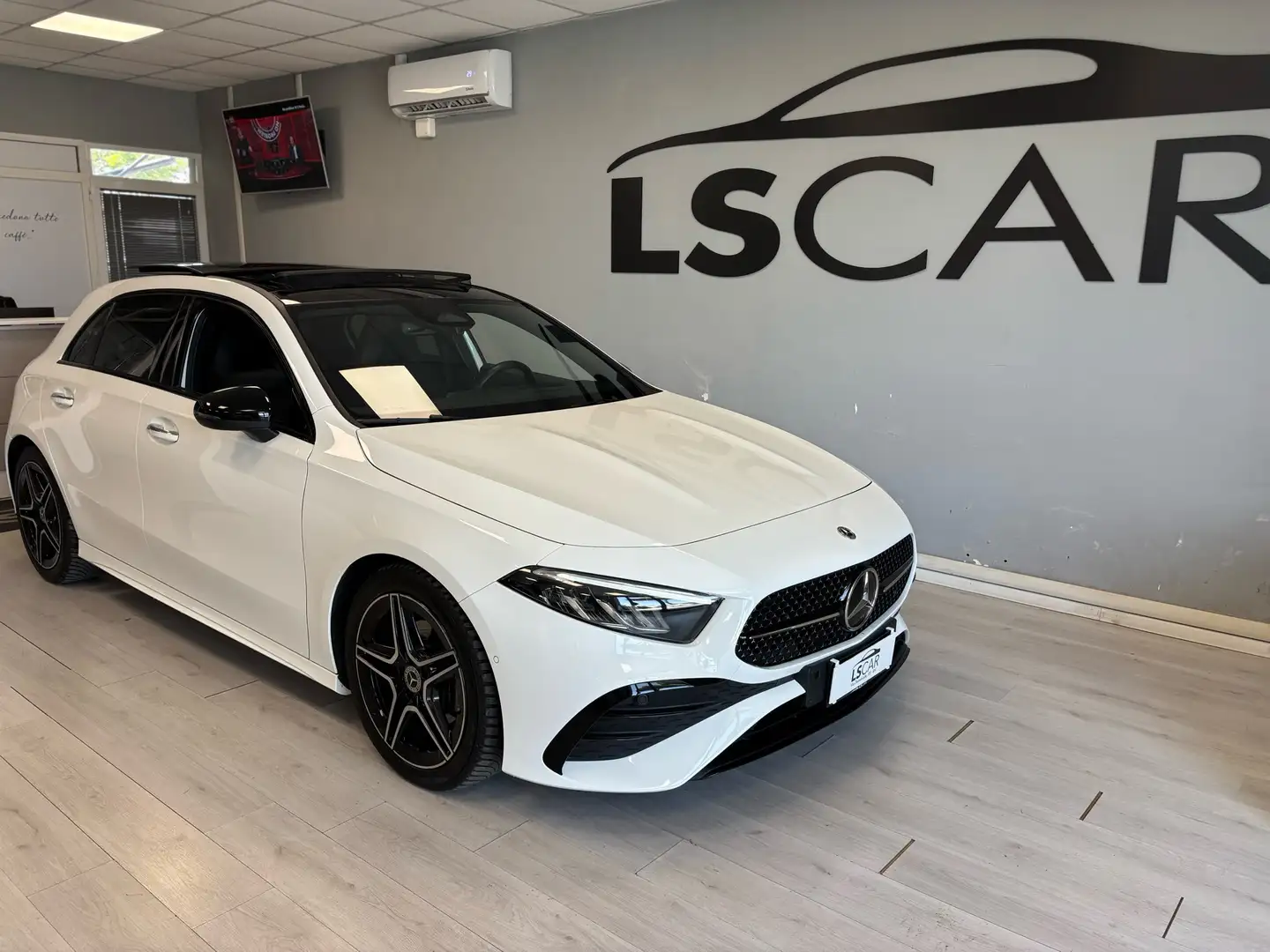 Mercedes-Benz A 180 Premium~Amg~Night~Edition~Unipro~Promofinanziament Bianco - 1