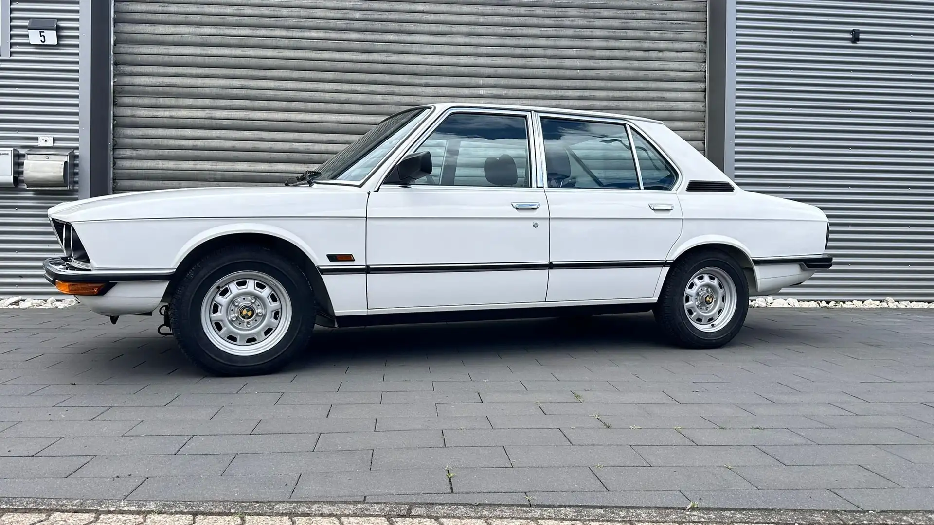 BMW 520 520/6 E12 1.Hd erst 61Tkm, Rostfrei im Erstlack!! Weiß - 2