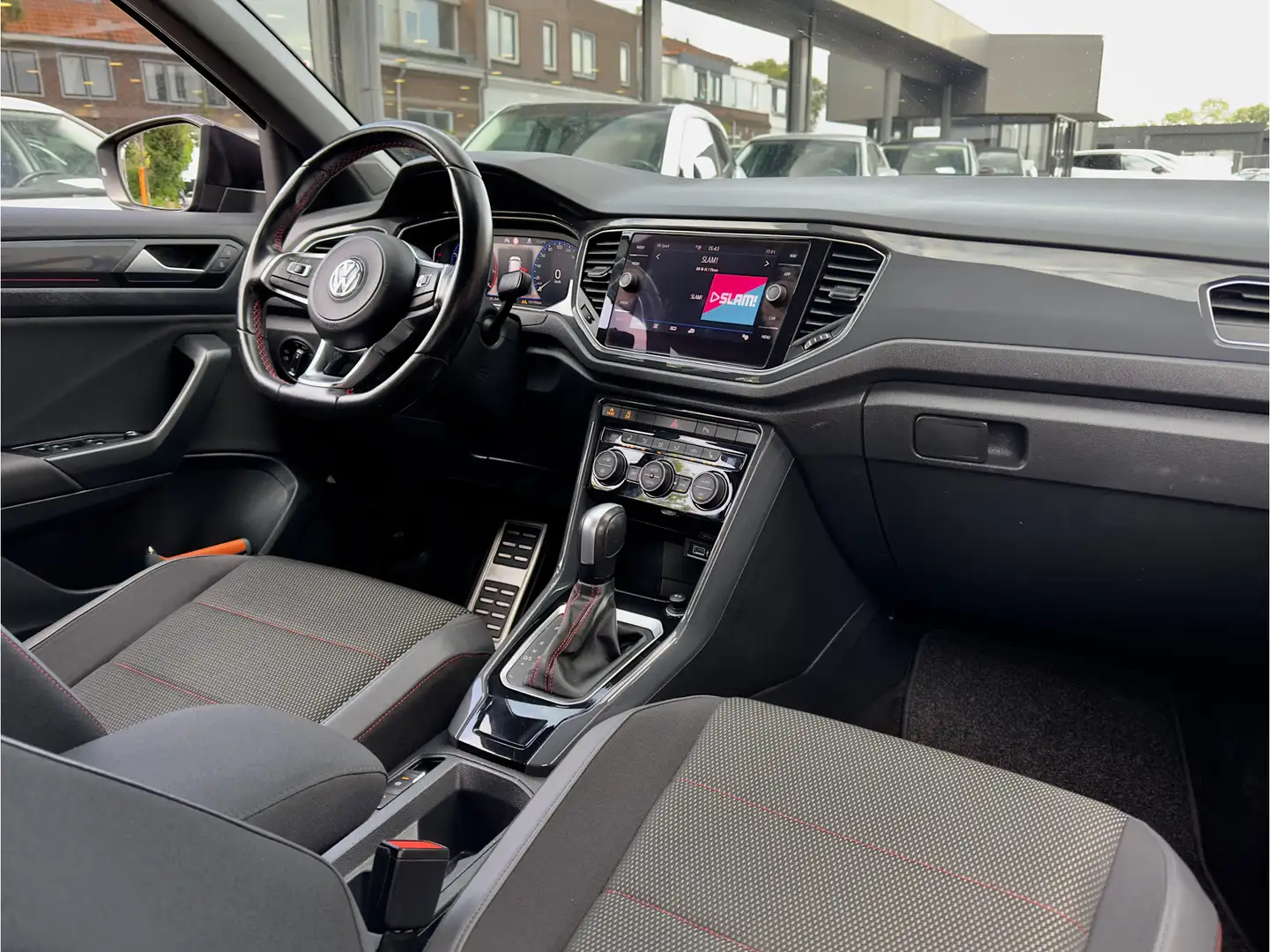 Volkswagen T-Roc 1.5 TSI AUT7 SPORT R-LINE 150PK NAVI CAMERA DIGI-D Zwart - 2