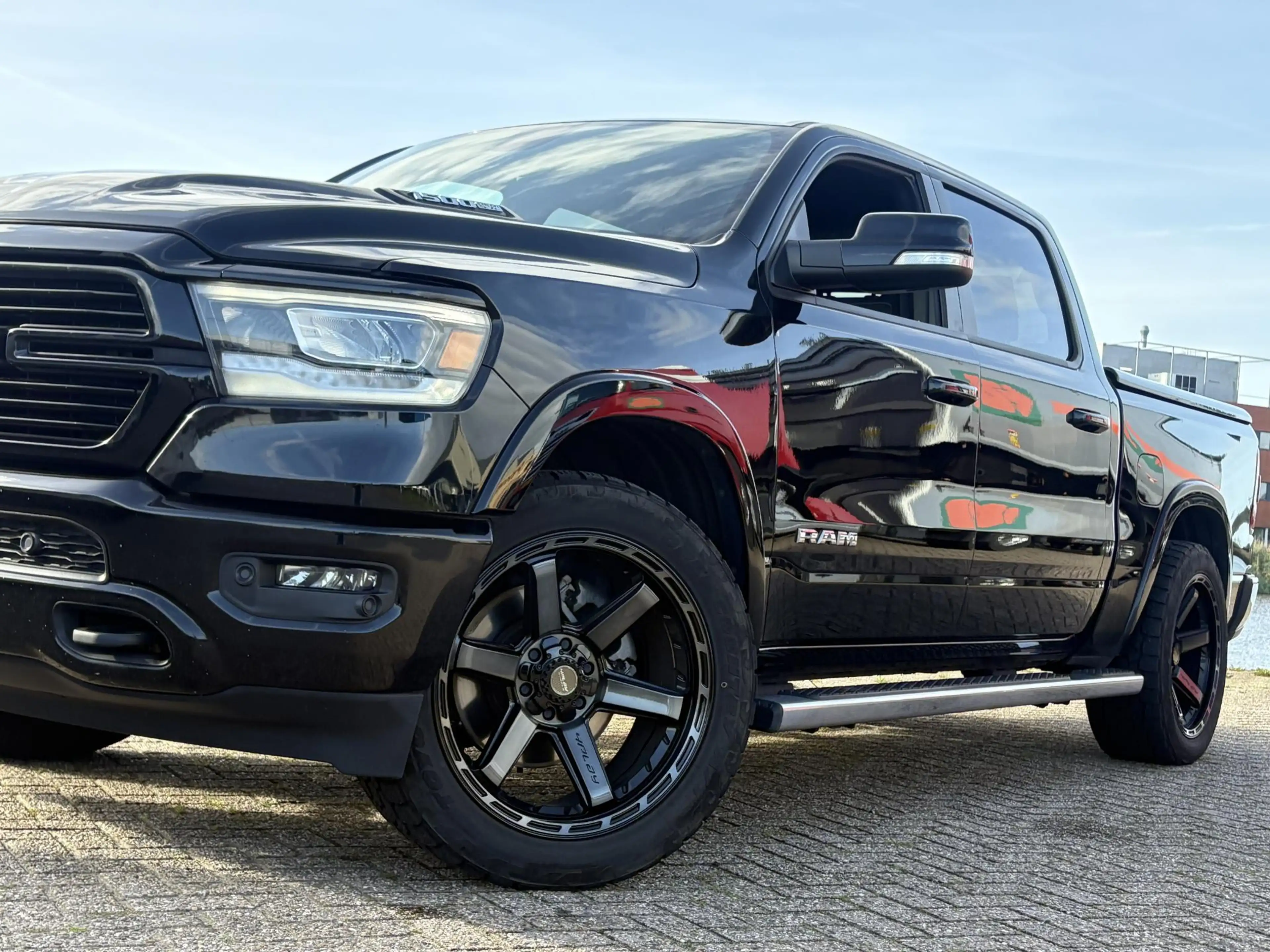 Dodge RAM 1500 5.7 V8 4x4 Crew Cab Laramie | Prinz | GROOT S — photo 2