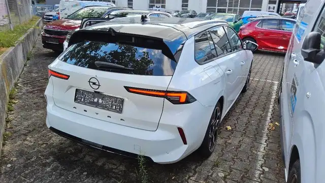 Opel Astra view 4
