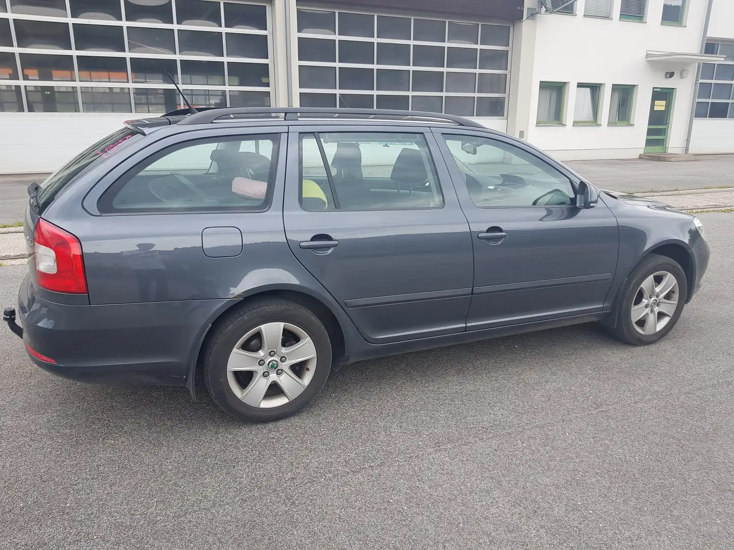 Skoda Octavia Combi Ambition 1,6 TDI CR DPF 4x4 Grau - 2
