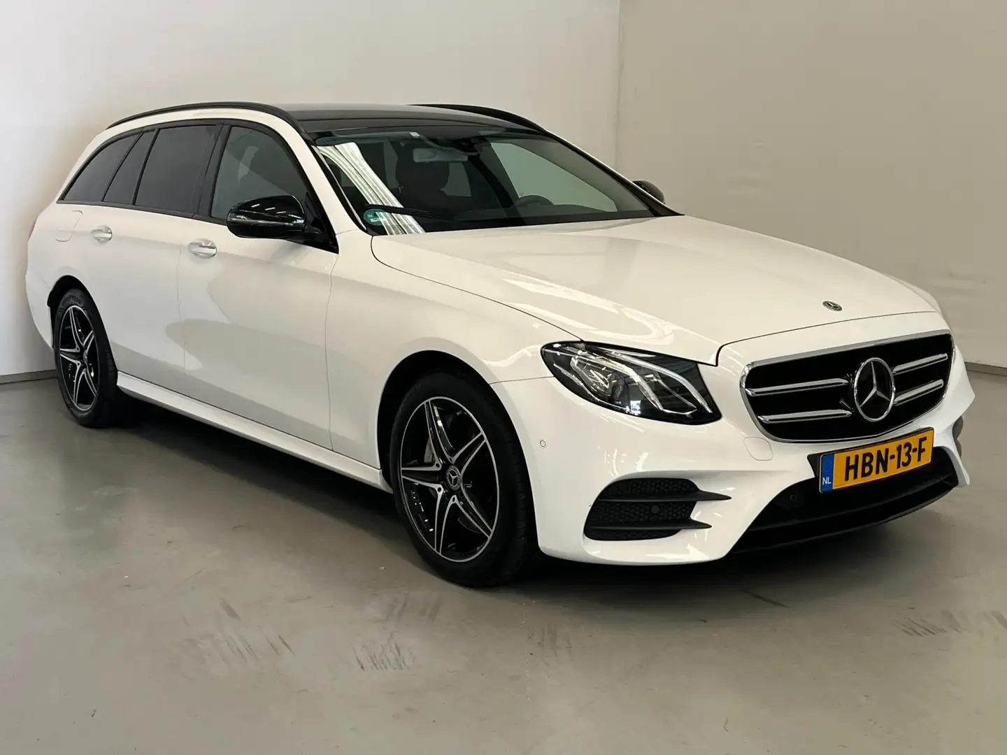Mercedes-Benz E 300 Estate 300de AMG Night Edition / Burmester / Distr Weiß - 2