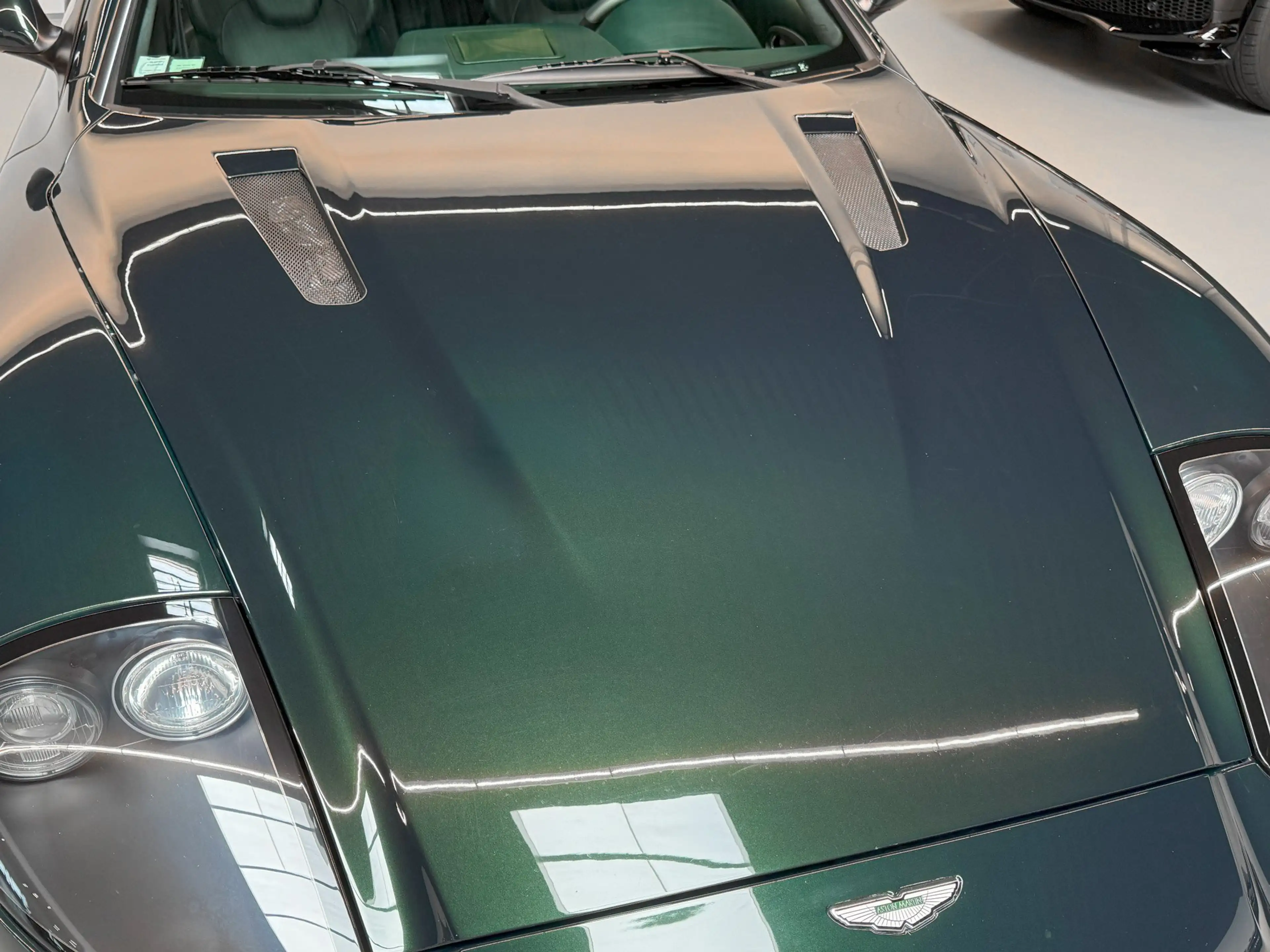 Aston Martin Vanquish Vanquish V12 | Aston Martin Brussels — photo 8