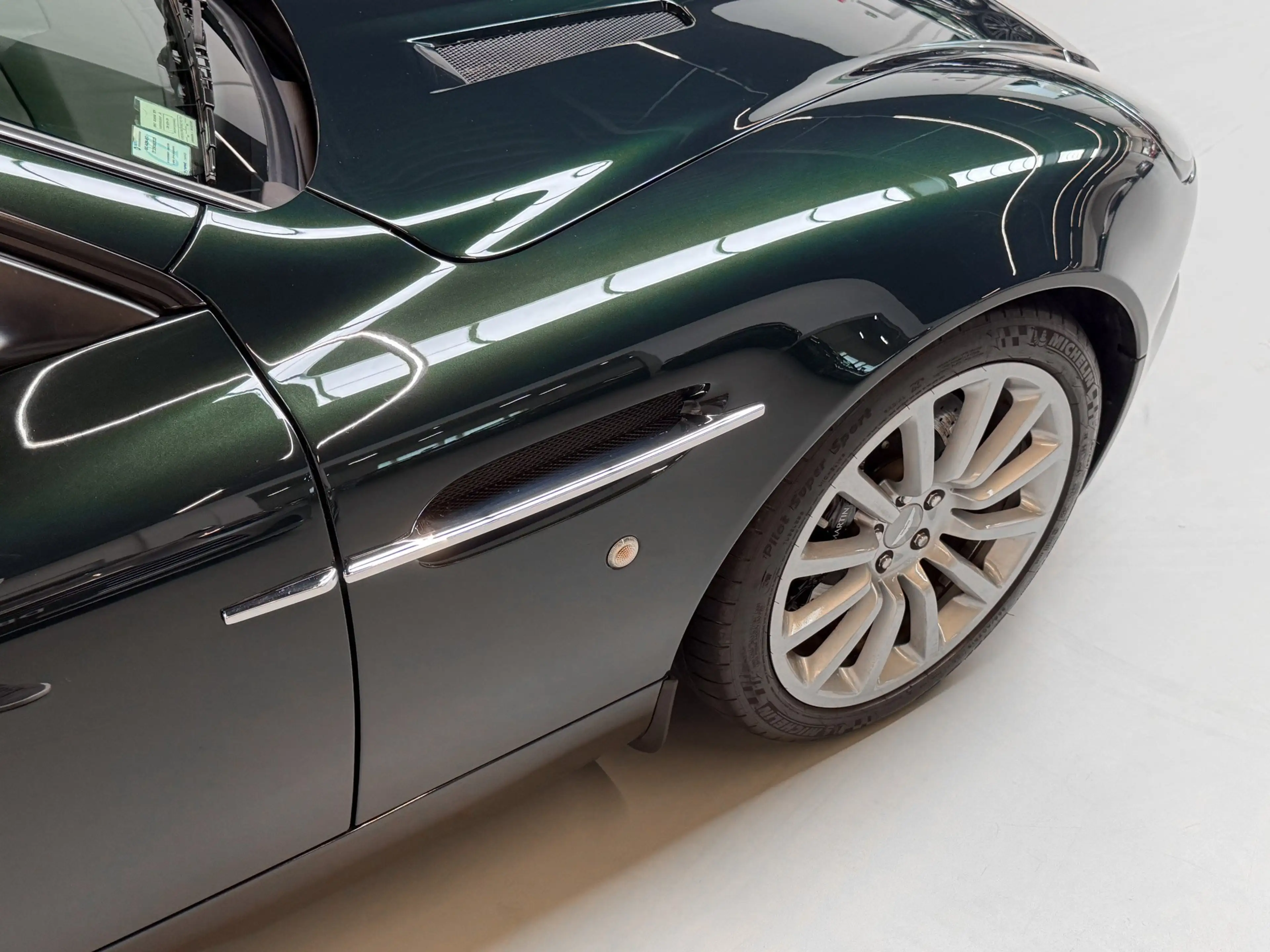 Aston Martin Vanquish Vanquish V12 | Aston Martin Brussels — photo 11