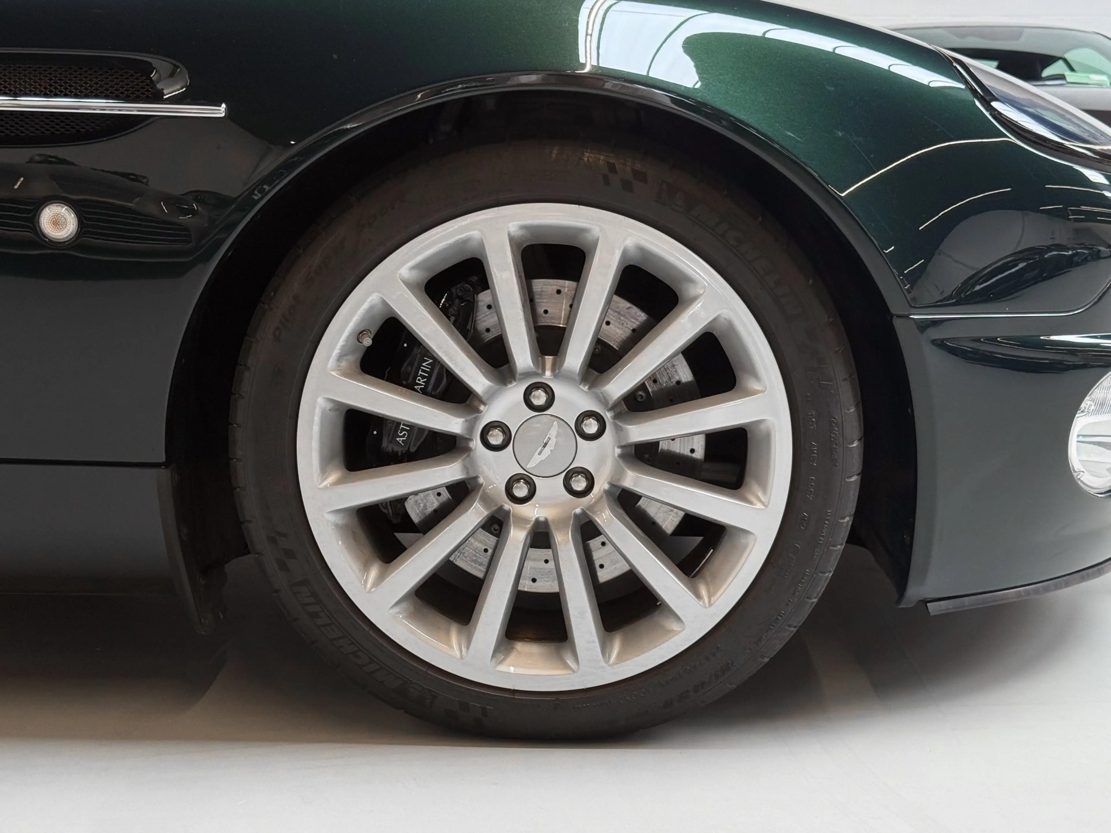 Aston Martin Vanquish Vanquish V12 | Aston Martin Brussels — photo 12