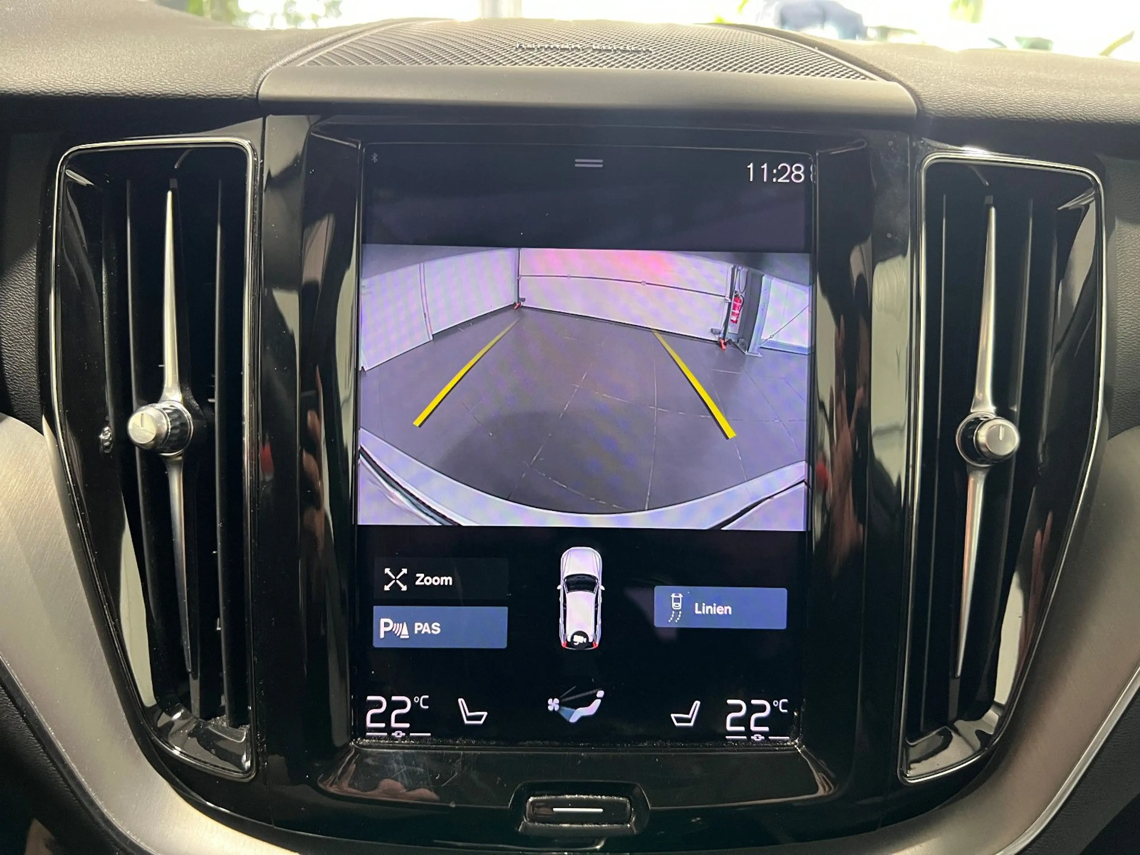 Volvo XC60 2.0 Hybrid Automatik *Navi*Kamera*Panorama* — photo 15