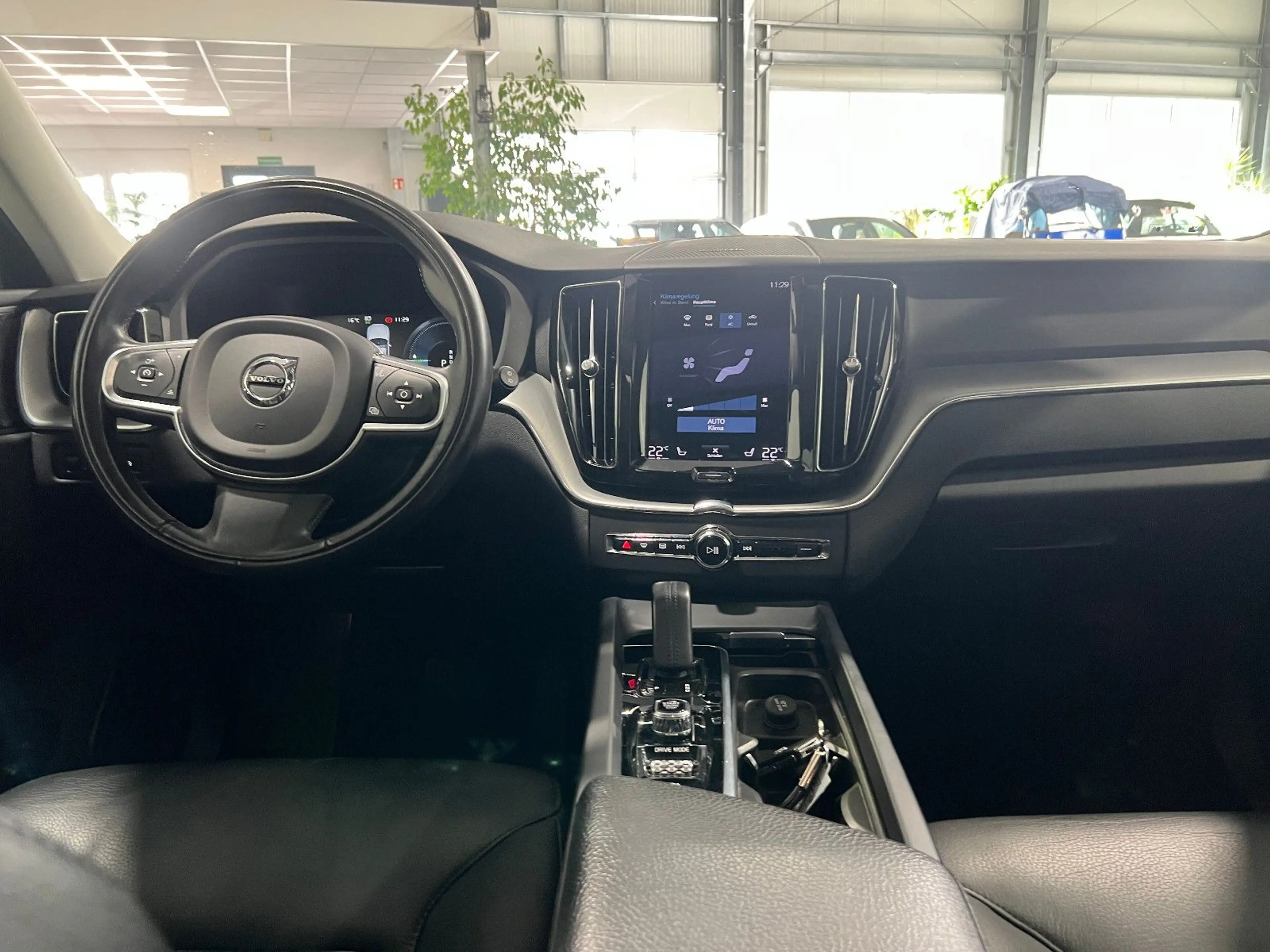 Volvo XC60 2.0 Hybrid Automatik *Navi*Kamera*Panorama* — photo 12