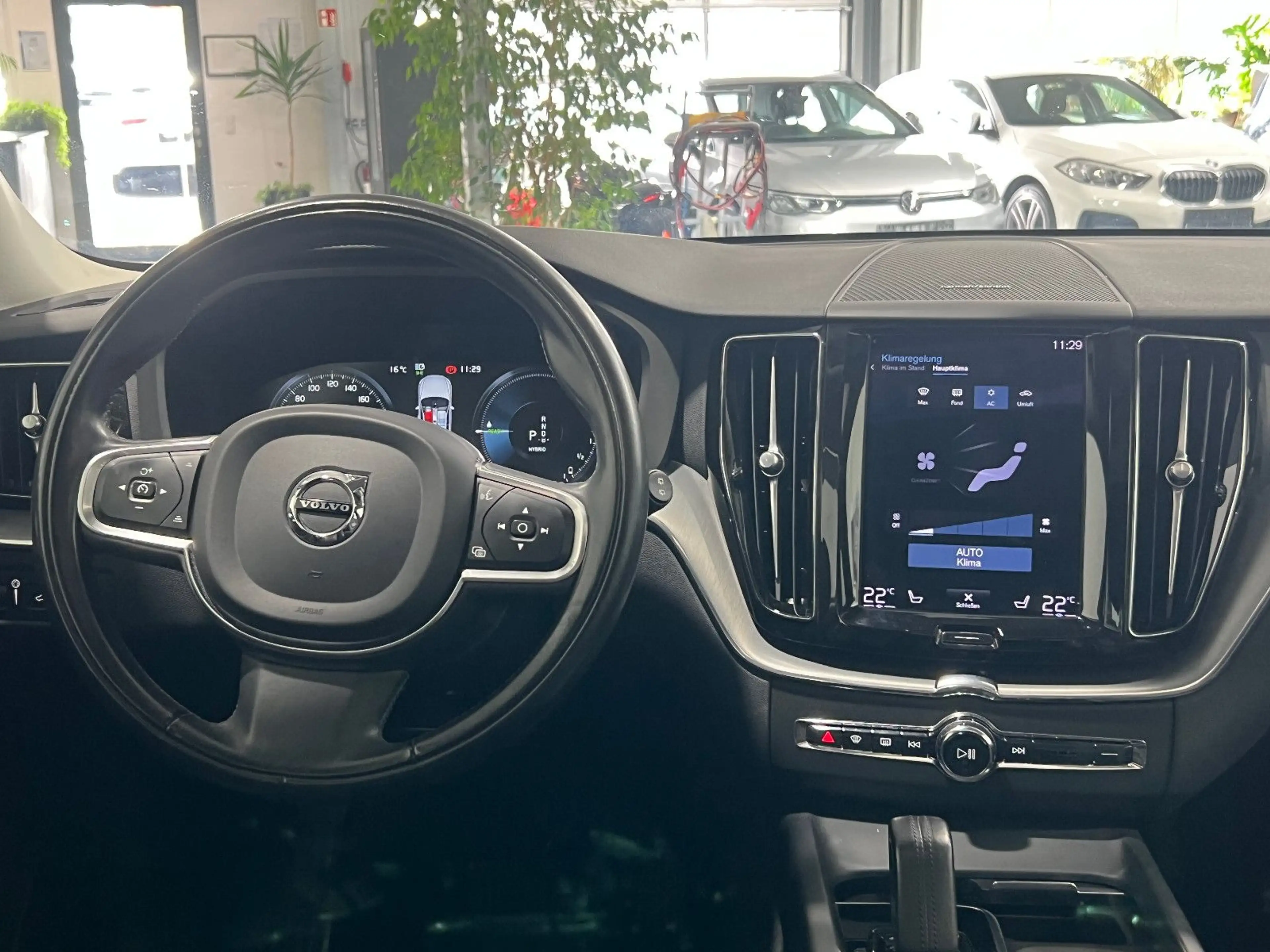 Volvo XC60 2.0 Hybrid Automatik *Navi*Kamera*Panorama* — photo 13