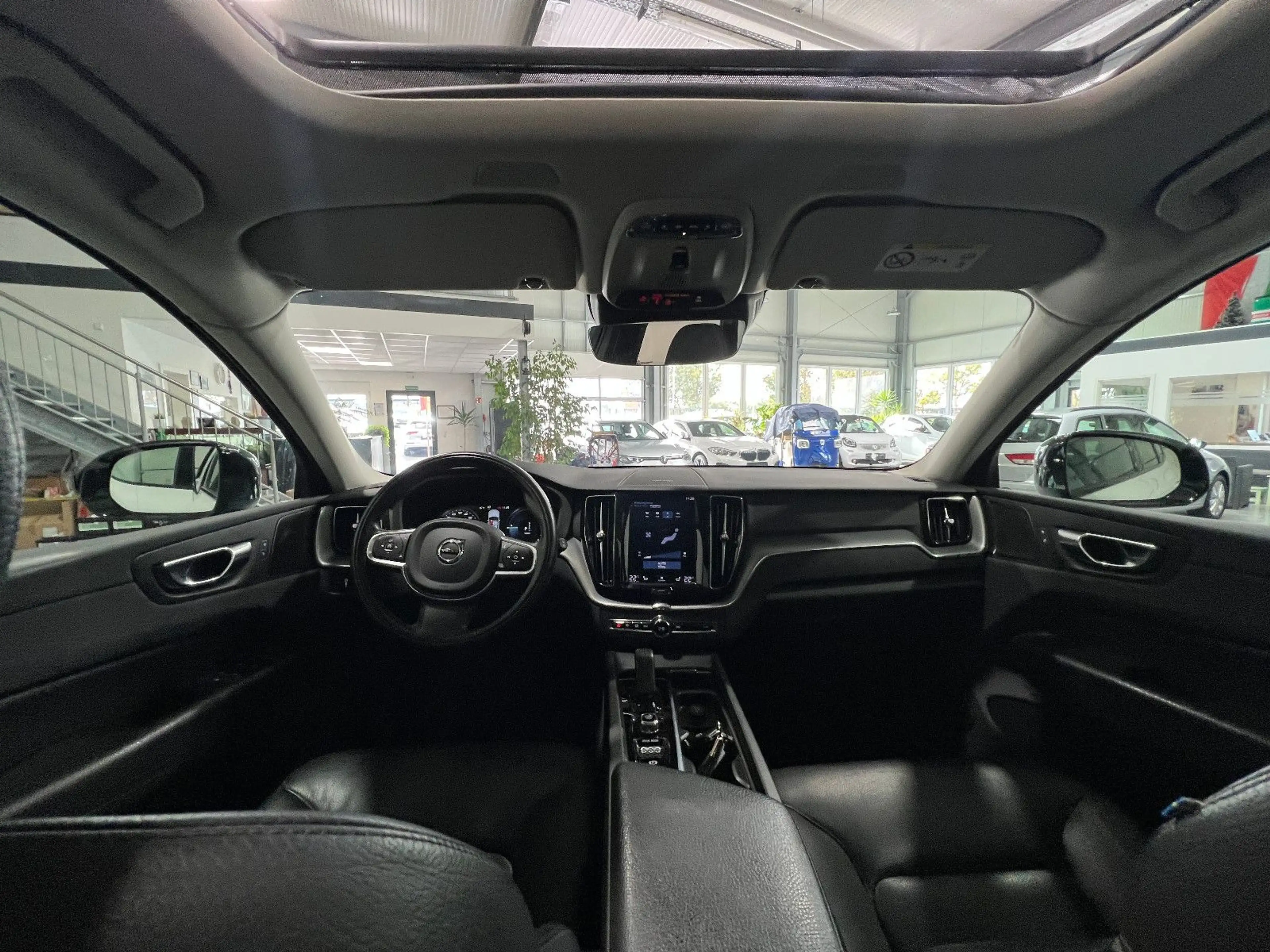 Volvo XC60 2.0 Hybrid Automatik *Navi*Kamera*Panorama* — photo 11