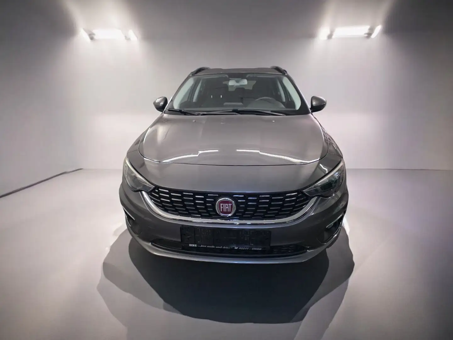 Fiat Tipo 1.6 M-Jet Lounge Tech+Style P. SaftyPlus P. Nav Gris - 2