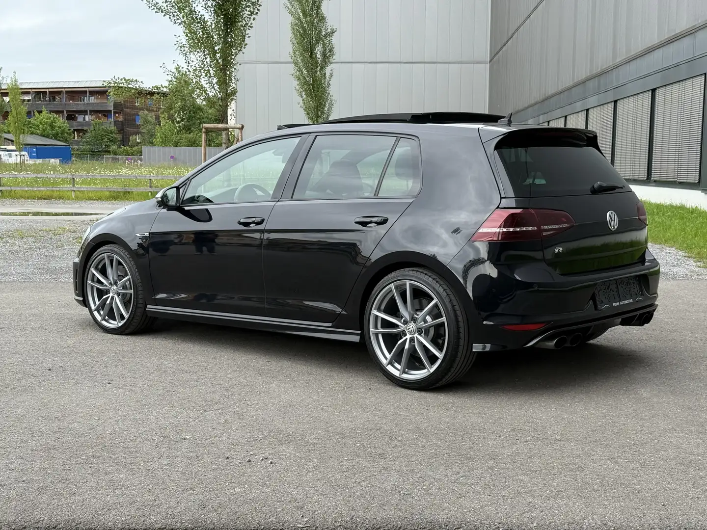 Volkswagen Golf R Schwarz - 2