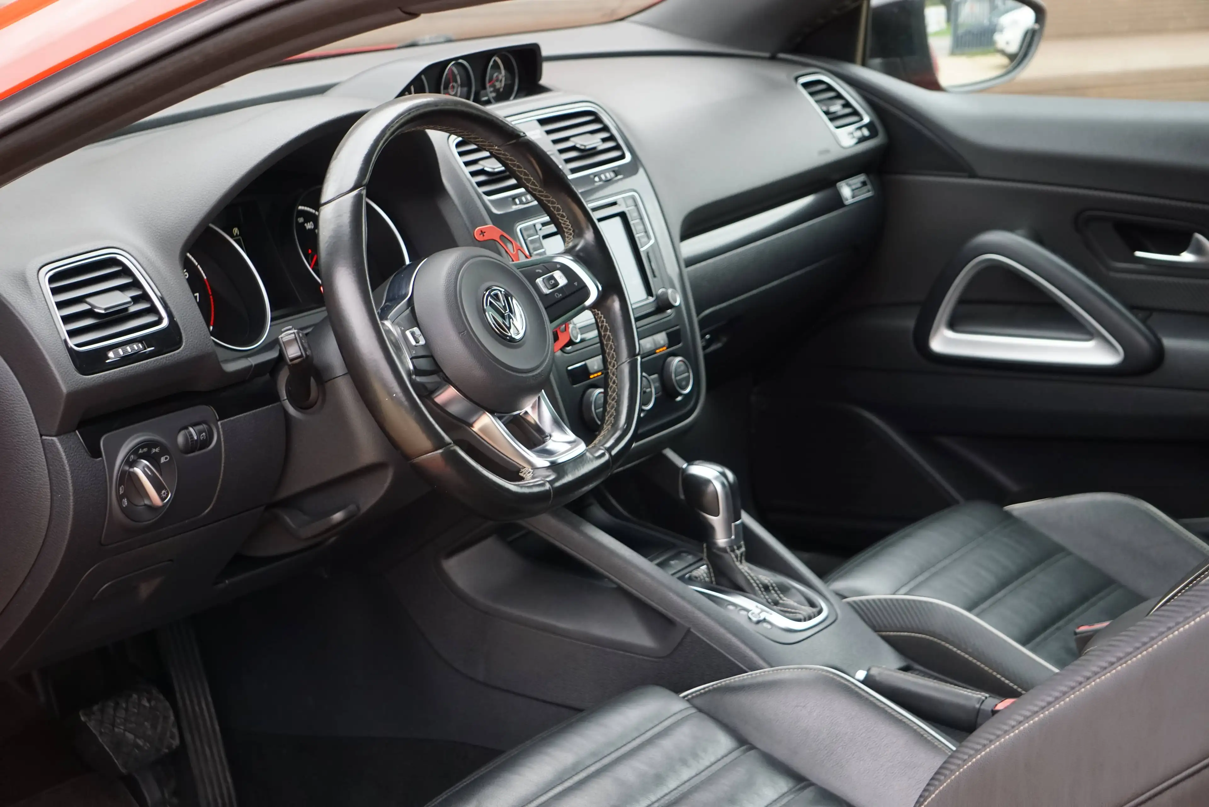 Volkswagen Scirocco 2.0 TSI R-Line DSG6 / TOIT PANO / BI-XENON / NAVI / CARNET COMPLET — photo 8