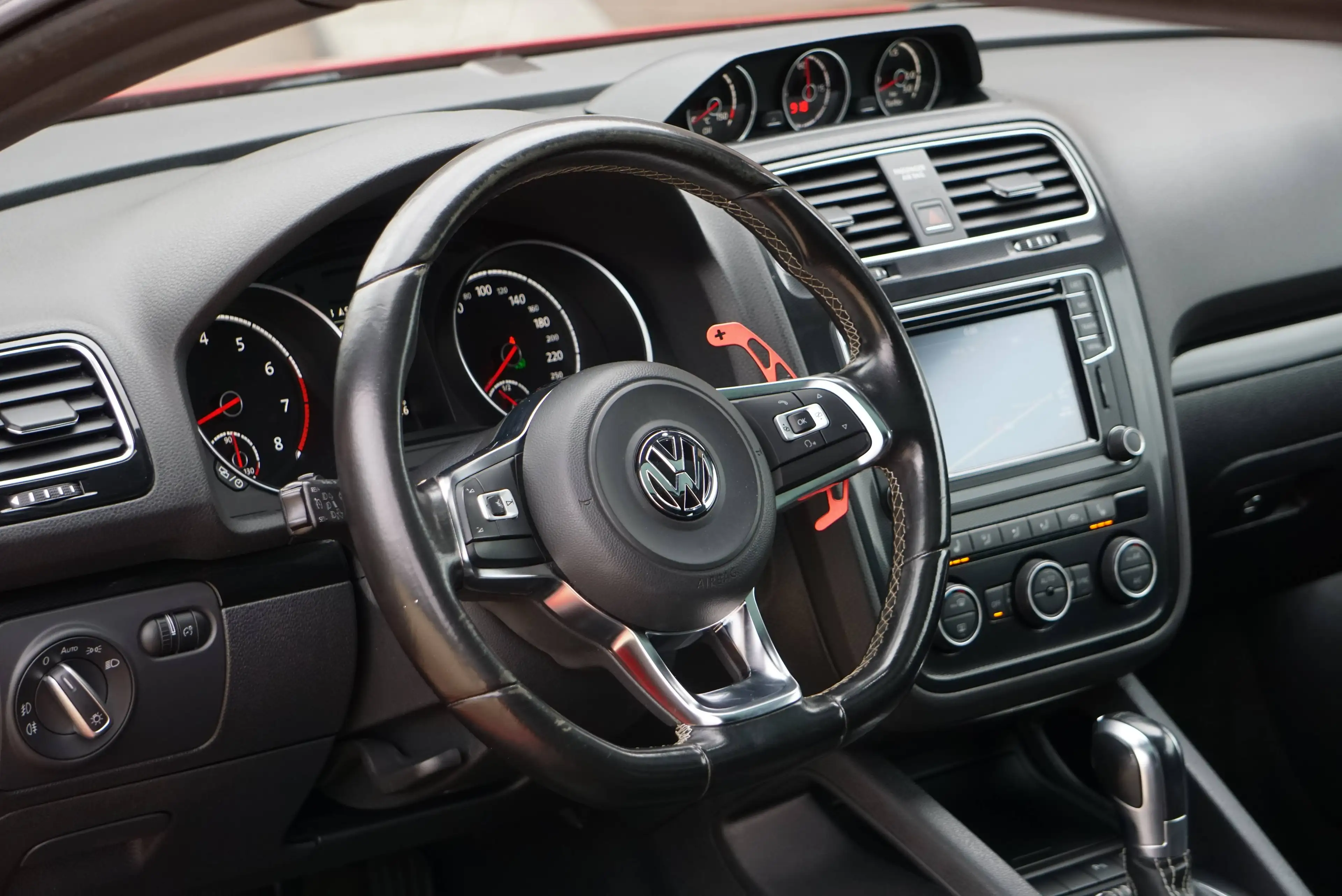 Volkswagen Scirocco 2.0 TSI R-Line DSG6 / TOIT PANO / BI-XENON / NAVI / CARNET COMPLET — photo 10