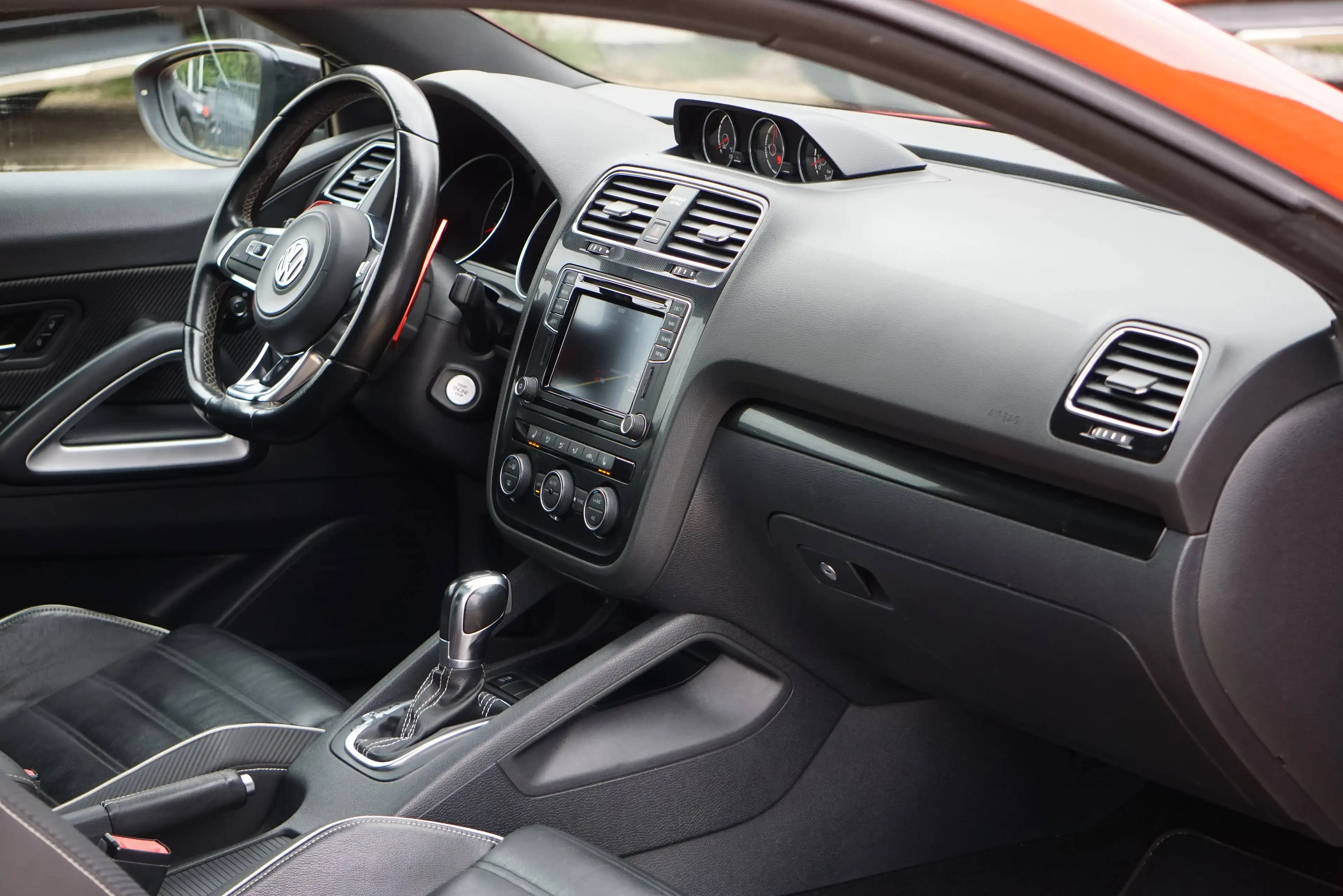 Volkswagen Scirocco 2.0 TSI R-Line DSG6 / TOIT PANO / BI-XENON / NAVI / CARNET COMPLET — photo 9