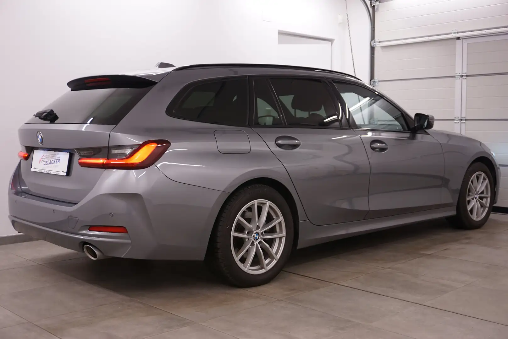 BMW 318 Sport // shadow line // harman/kardon // ACC Grau - 2