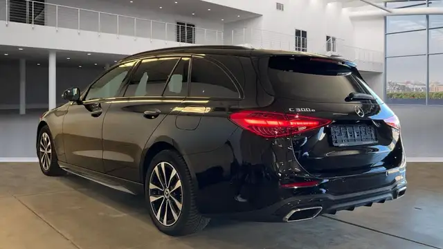 Mercedes-Benz C-Class view 4