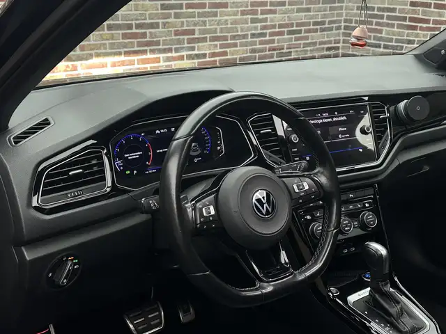 Volkswagen T-Roc view 3