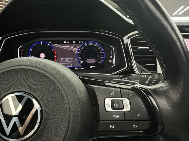 Volkswagen T-Roc view 11