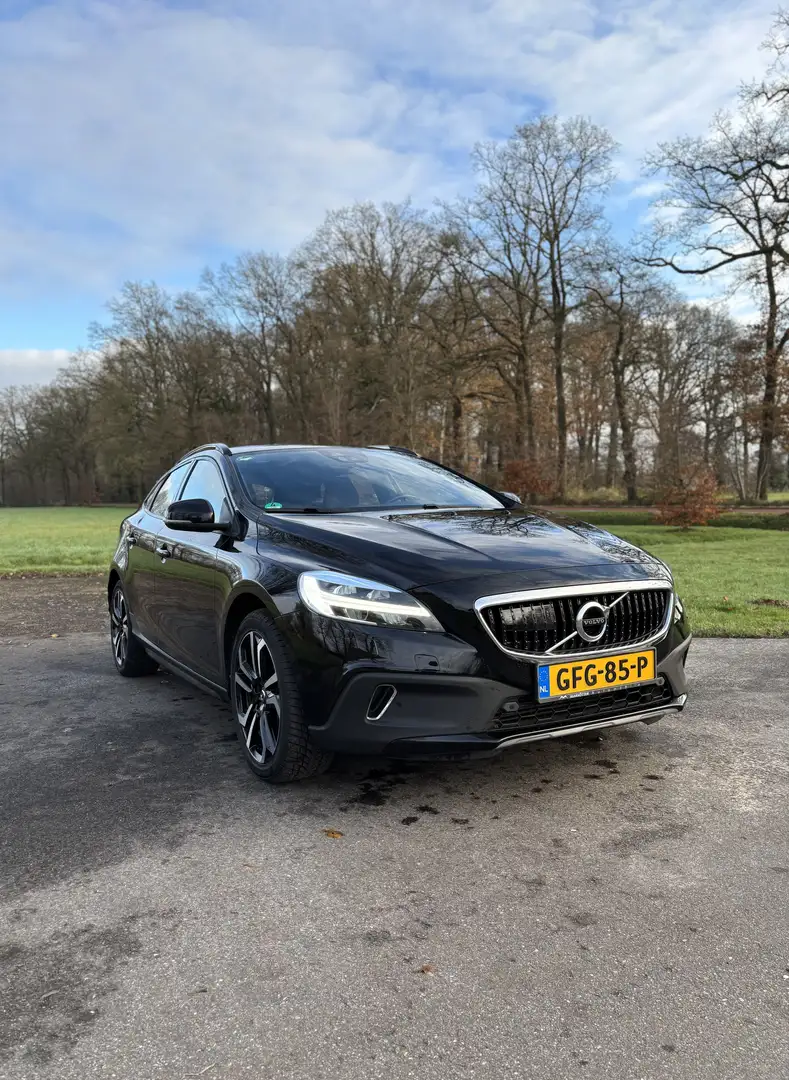 Volvo V40 Cross Country 2.0 D3 Momentum Zwart - 1