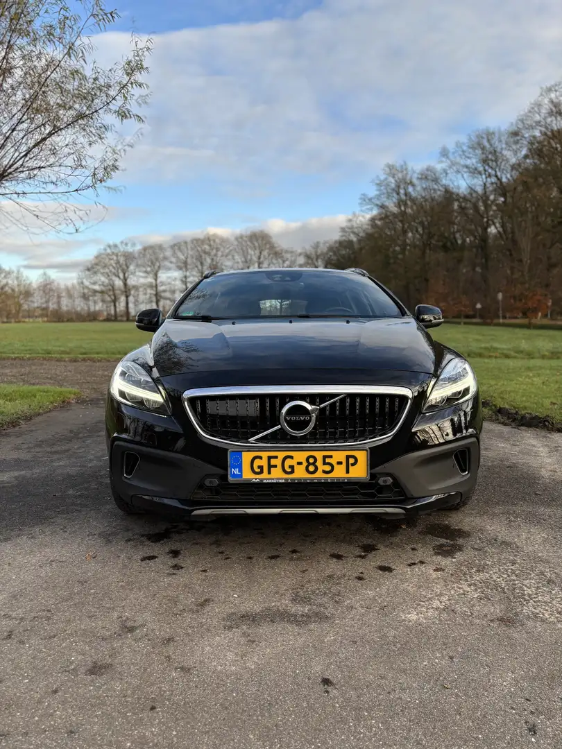 Volvo V40 Cross Country 2.0 D3 Momentum Zwart - 2