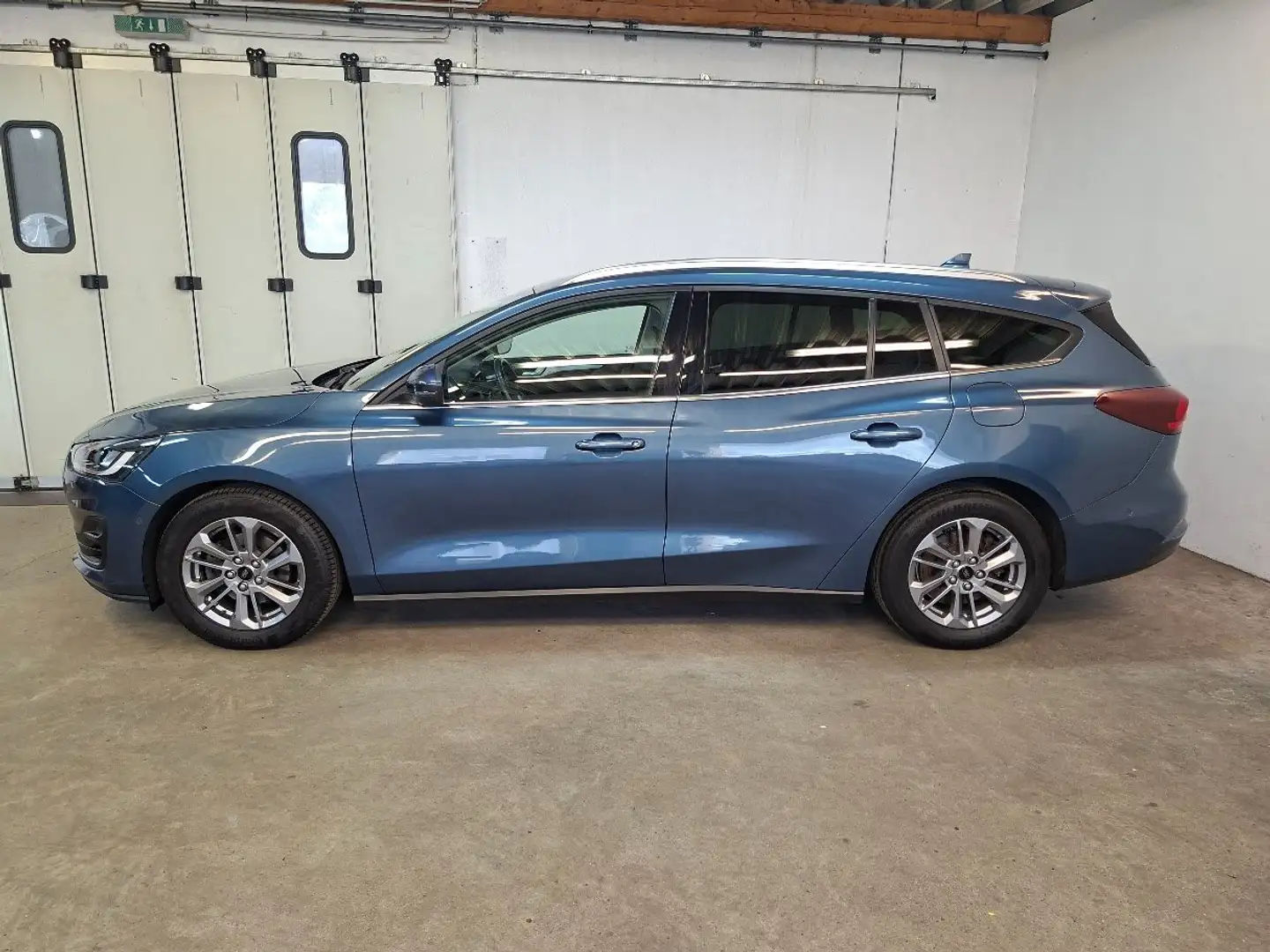 Ford Focus Kombi 1.5 EcoBlue Titanium Aut. Winter-Paket Blau - 2