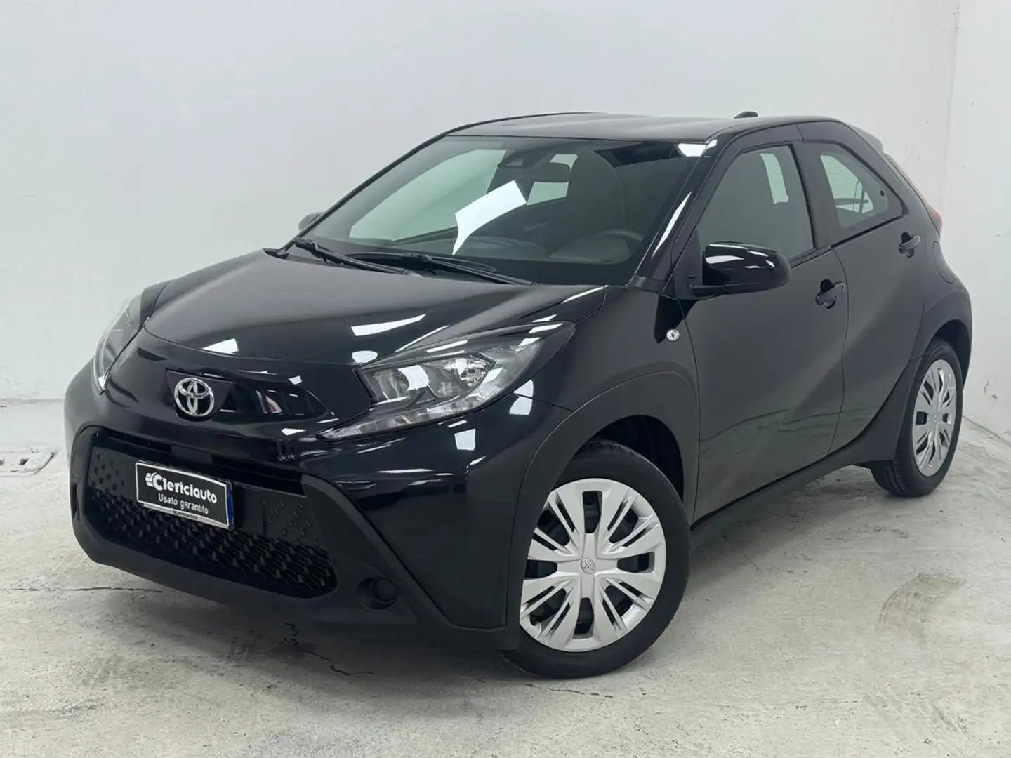 Toyota Aygo X 1.0 VVT-i 72 CV 5 porte Active Nero - 1