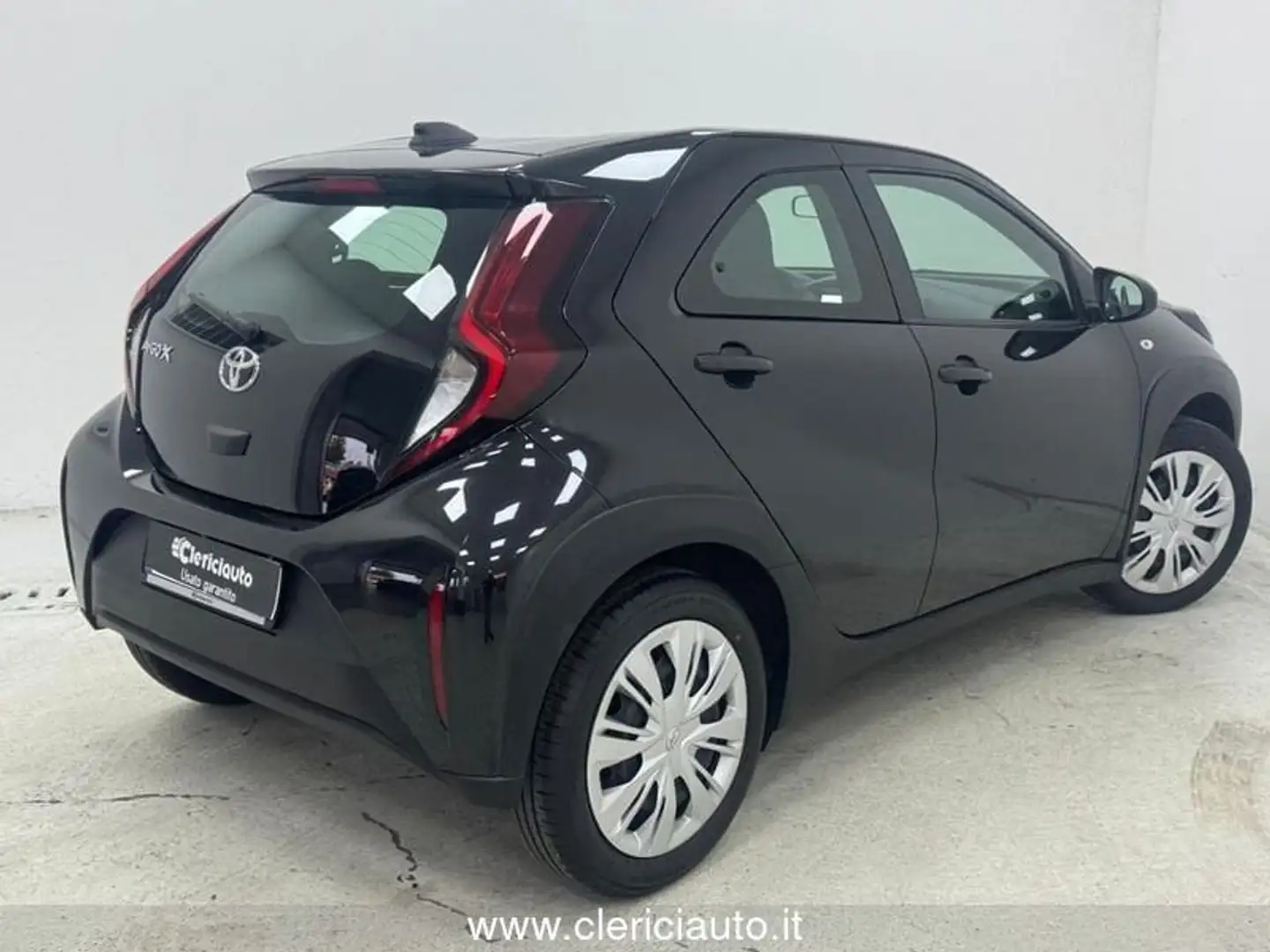 Toyota Aygo X 1.0 VVT-i 72 CV 5 porte Active Nero - 2