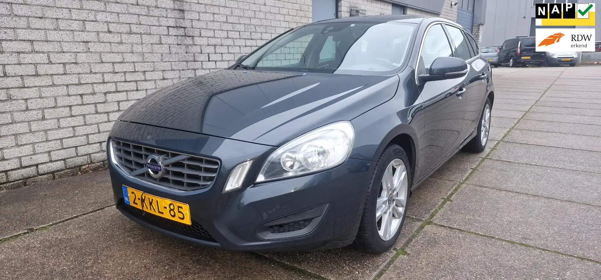 Volvo V60 1.6 T3 Momentum 1e eigenaar NAP Airco... Gris - 1
