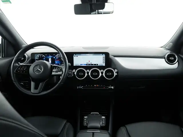 Mercedes-Benz GLA view 9