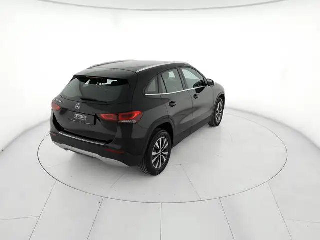 Mercedes-Benz GLA view 3