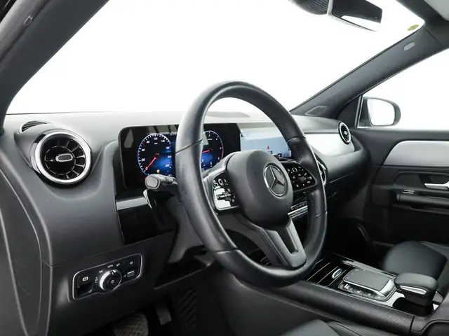 Mercedes-Benz GLA view 11