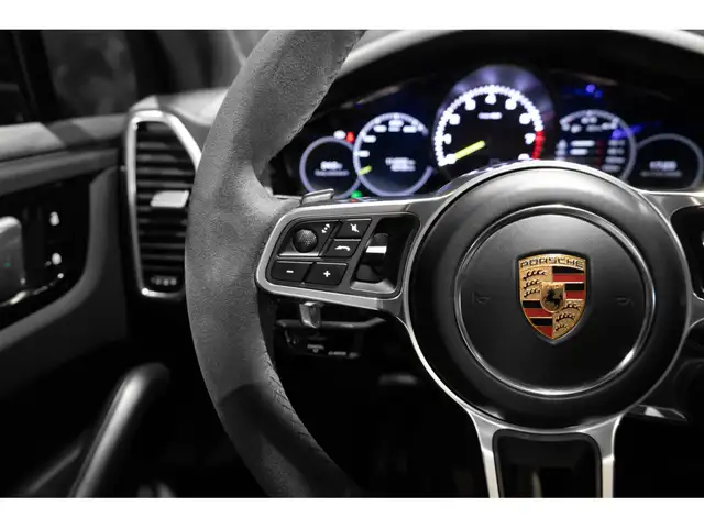 Porsche Cayenne view 25