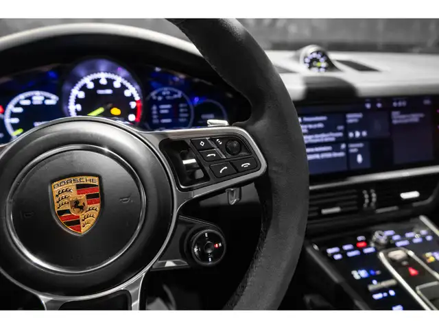 Porsche Cayenne view 26