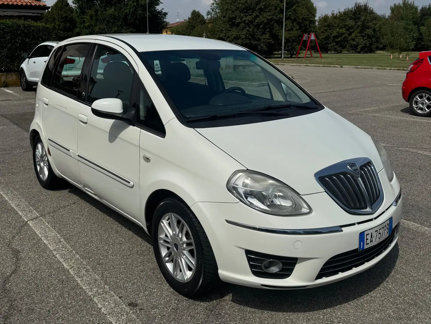 Lancia MUSA Musa II 2007 1.4 16v Platino ecochic Gpl Wit - 2