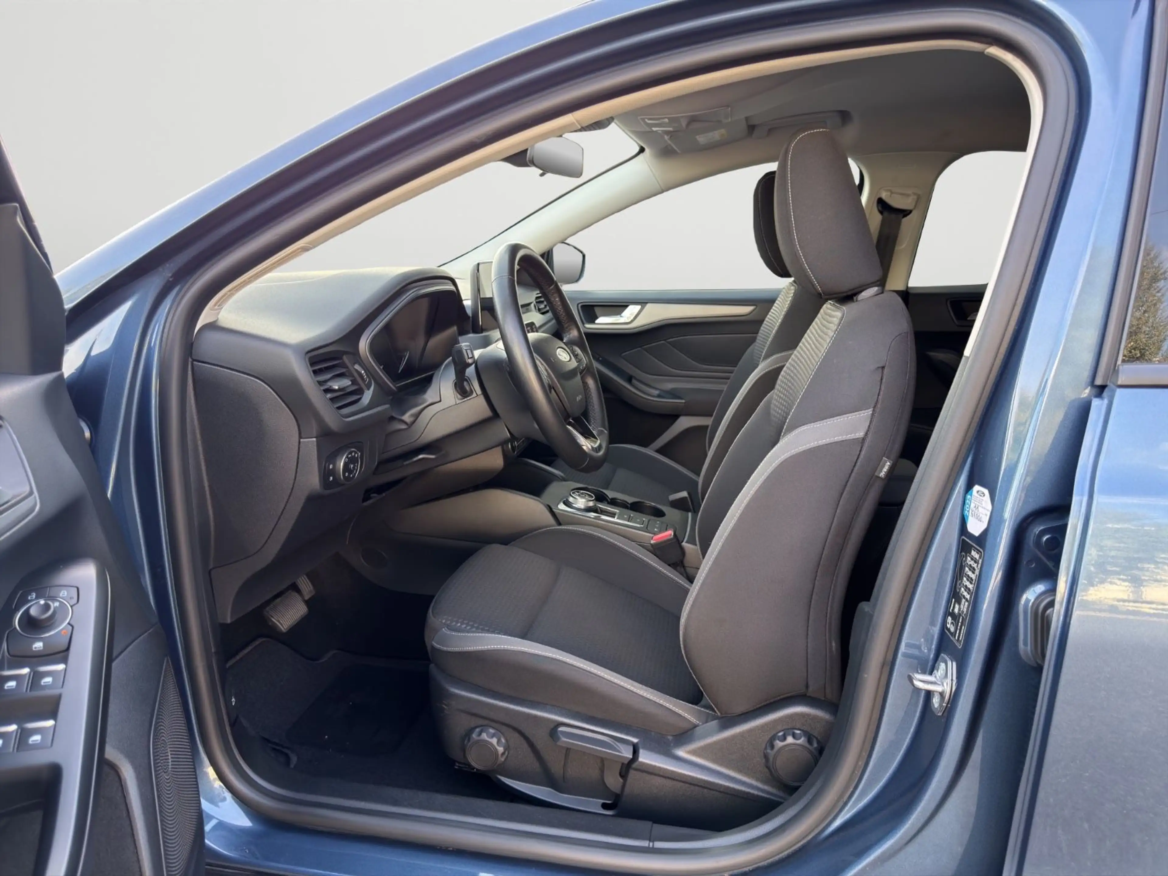 Ford Focus Turnier C&C*AUTOMATIK*LED*CARPLAY*WINTER* — photo 5