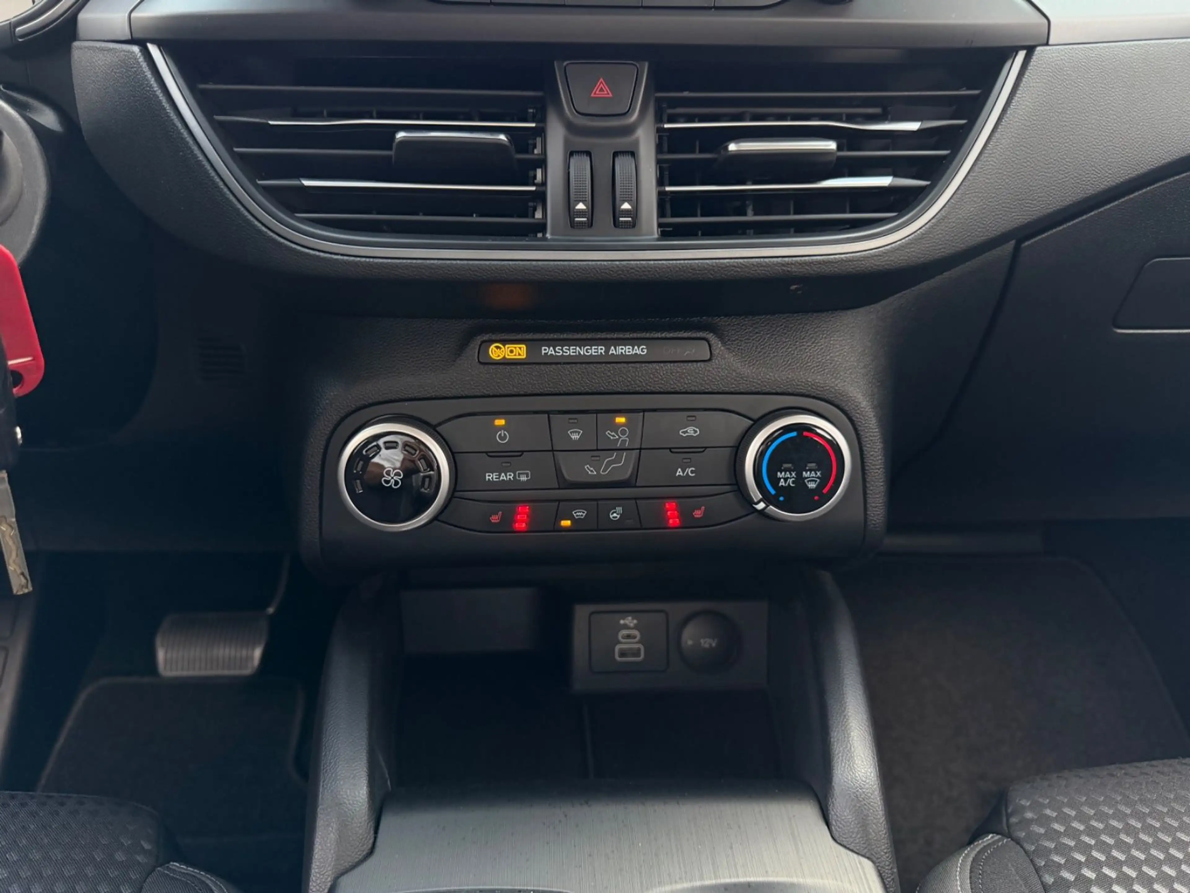 Ford Focus Turnier C&C*AUTOMATIK*LED*CARPLAY*WINTER* — photo 11