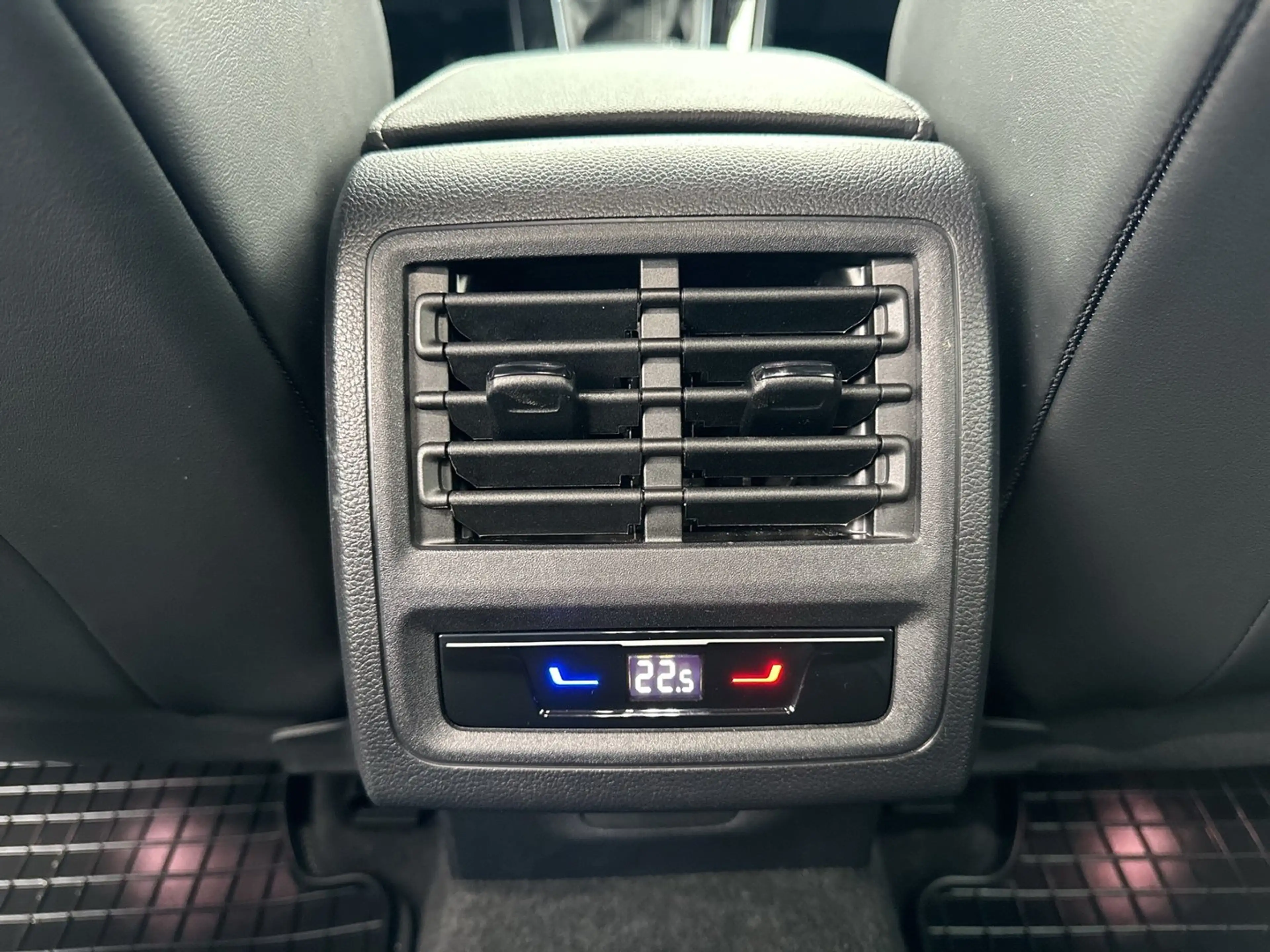 Volkswagen Golf R R-Line TSI — photo 15
