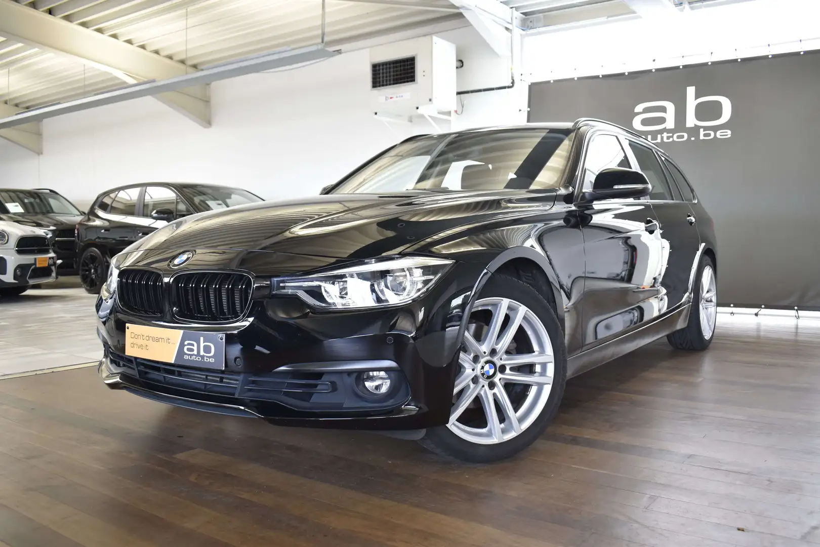 BMW 318 i TOURING, AIRCO, NAVI, ZETELVERWARMING, TREKHAAK Zwart - 1