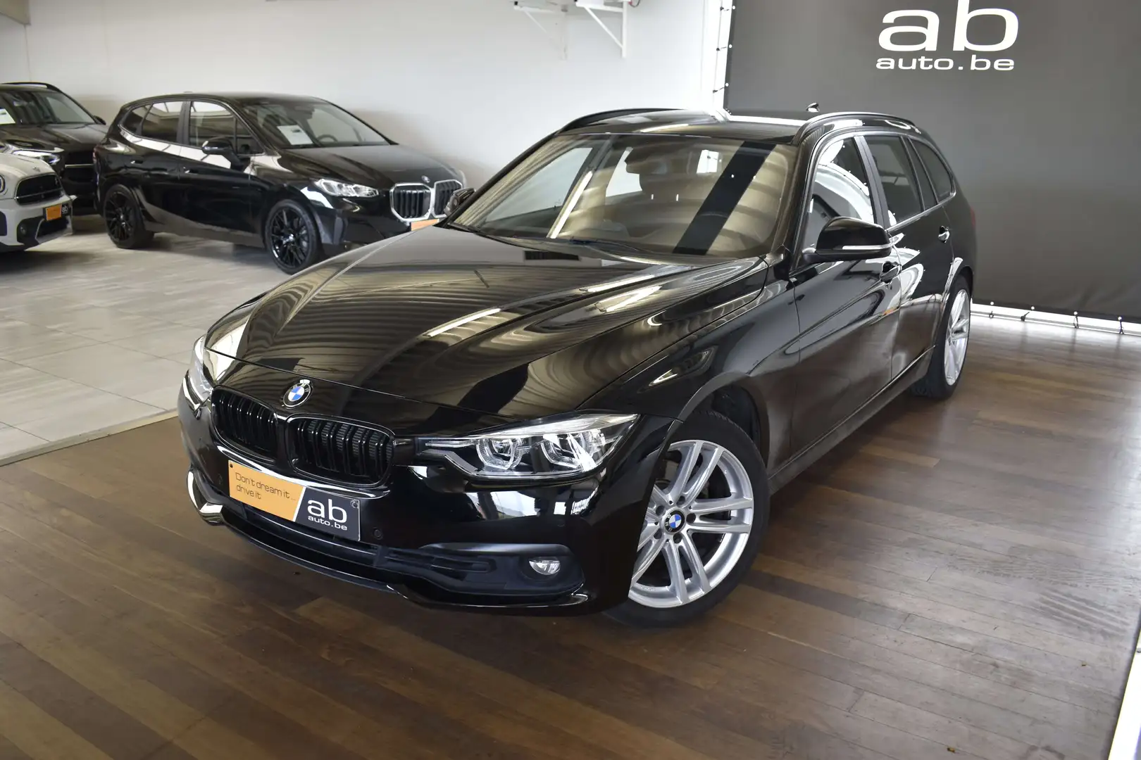 BMW 318 i TOURING, AIRCO, NAVI, ZETELVERWARMING, TREKHAAK Zwart - 2