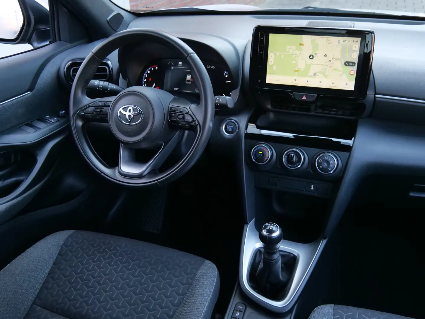 Toyota Yaris Cross 1.5 125pk VVT-I First Edition Camera / Navigatie / Gris - 2