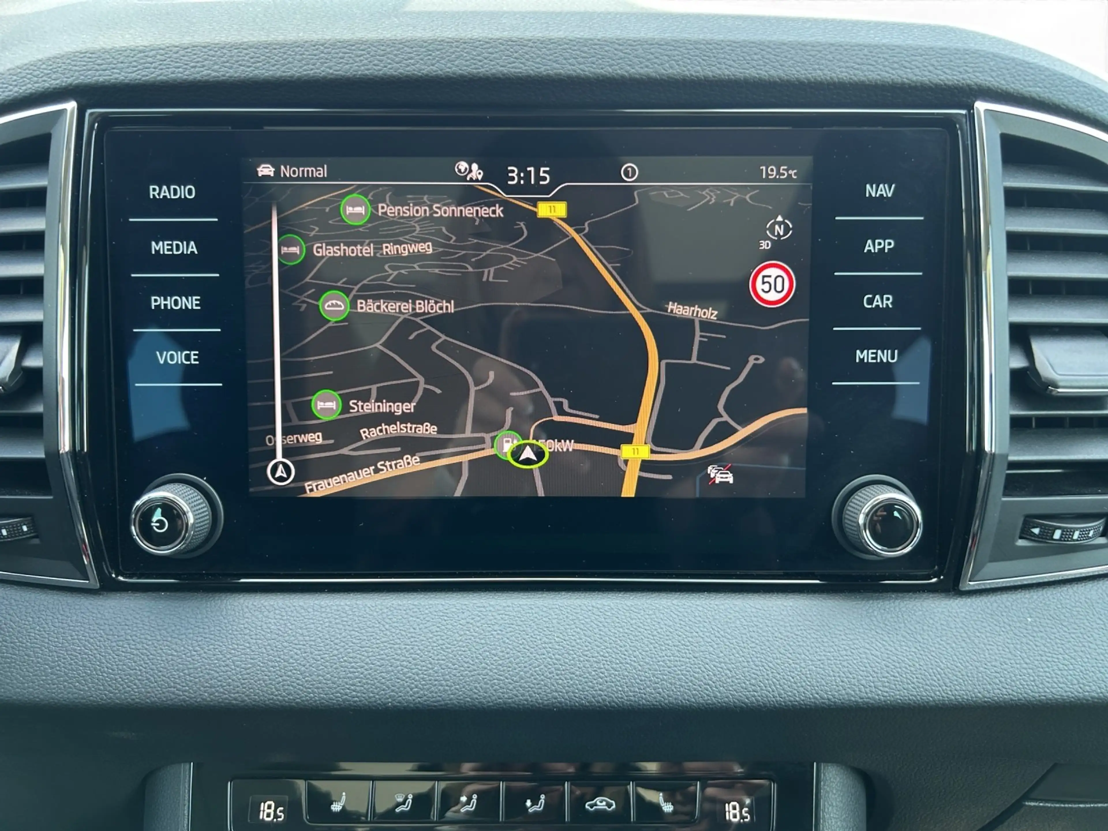 Skoda Karoq 1.5 TSI DSG TOUR | AHK | NAVI | PANO | LED — photo 14