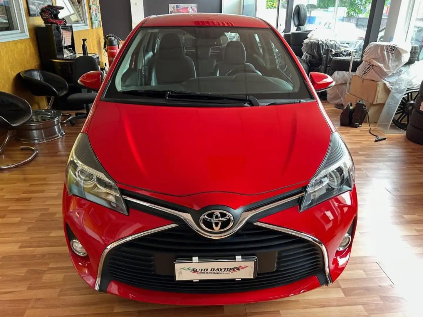 Toyota Yaris 1.0 5 porte Lounge NEOPATENTATI FULL OPTIONAL Rosso - 2