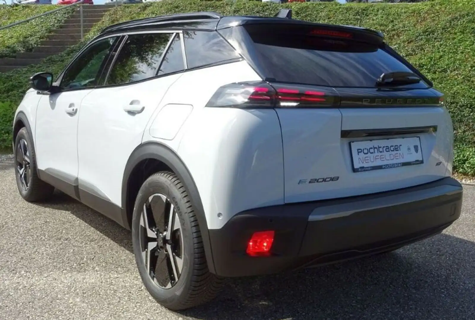 Peugeot e-2008 GT Weiß - 2