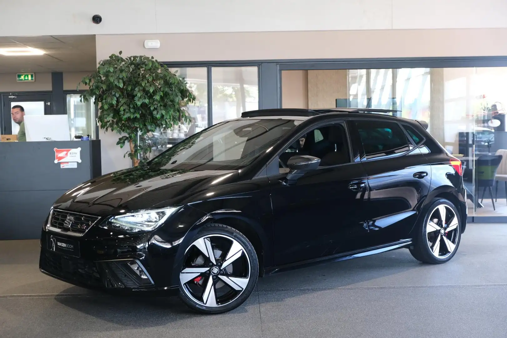 SEAT Ibiza 1.5 TSI FR DSG 150pk Pano Navi Virtual Led Beats Zwart - 1