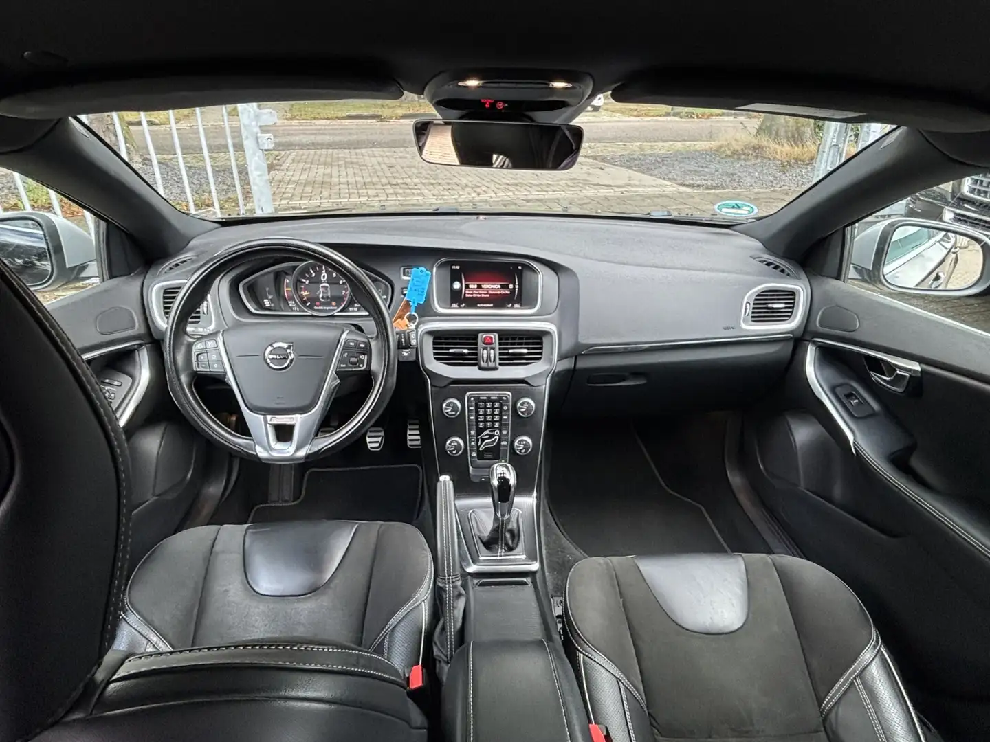 Volvo V40 2.0 T2 225pk R-Design PDC camera Stoelverwarming H Noir - 2
