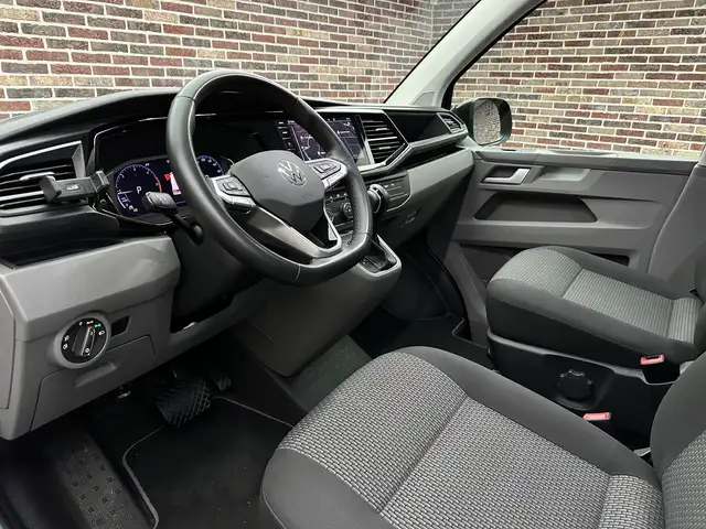 Volkswagen Transporter view 3